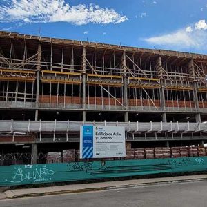 Un Nuevo Edificio Que Incluye Una Pileta Semiolímpica Cubierta En La Universidad De José C. Paz